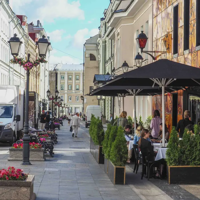 Carrer comercial animat d'una ciutat